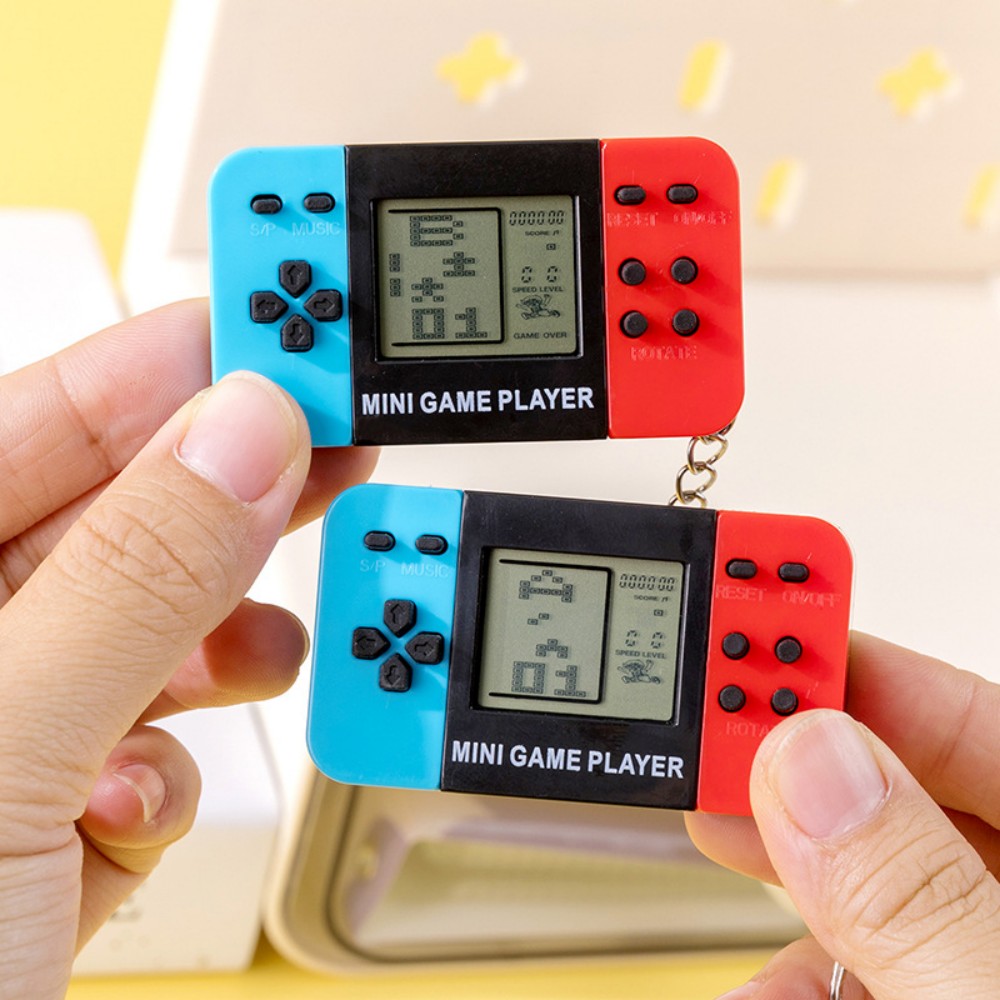 سلسلة مفاتيح على شكل وحدة تحكم - مراجعة Retro Gaming Device Handheld وسعره