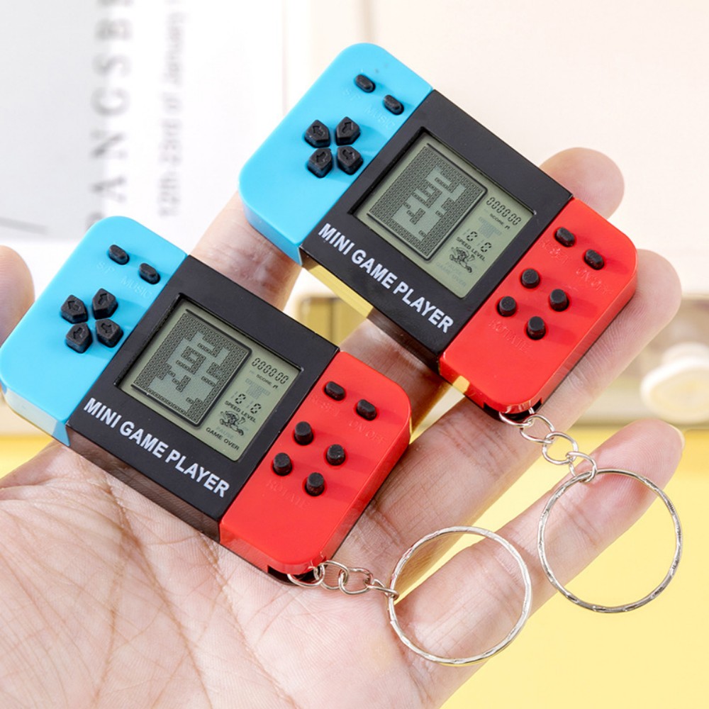 سلسلة مفاتيح على شكل وحدة تحكم - مراجعة Retro Gaming Device Handheld وسعره